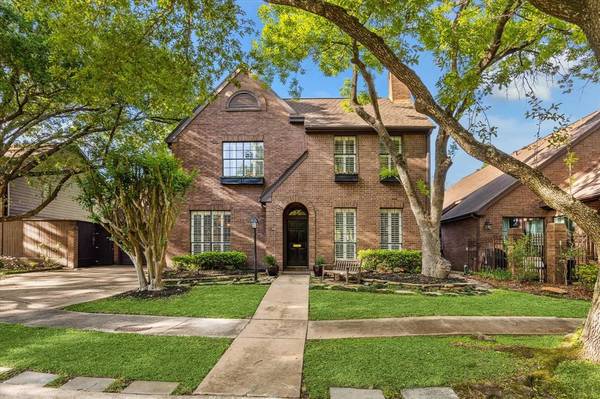 4 Pembrook CT, Bellaire, TX 77401