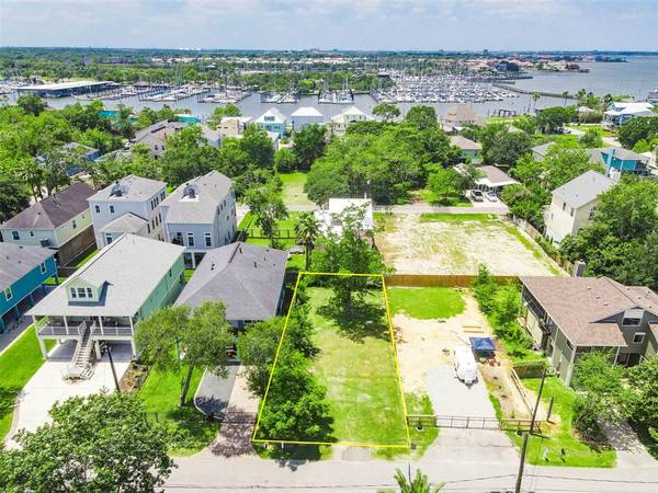 506 Pine RD, Clear Lake Shores, TX 77565