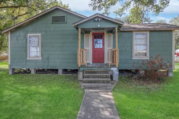 712 Stowell, Anahuac, TX 77514