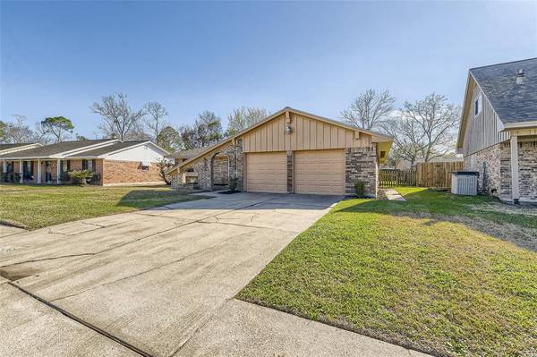 15722 Wandering TRL, Friendswood, TX 77546