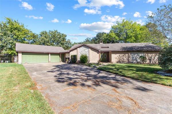 101 Palm Aire DR, Friendswood, TX 77546