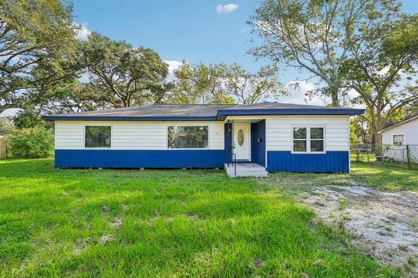 1121 Meyers ST, Clute, TX 77531