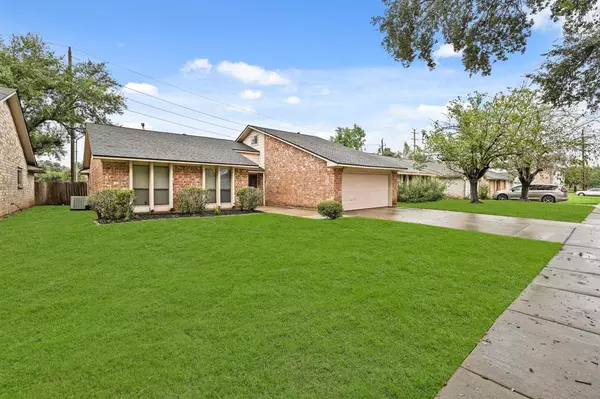 2734 Mesquite DR, Sugar Land, TX 77479