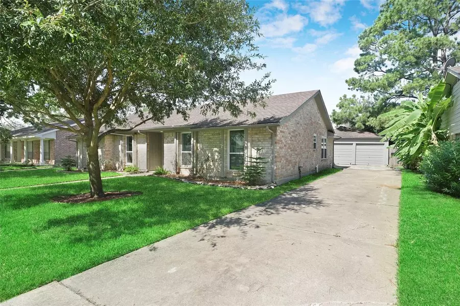 1726 Ashford Hollow LN, Houston, TX 77077