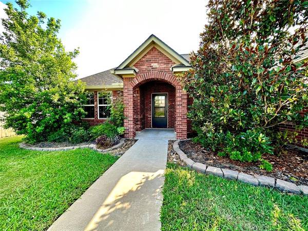 54 Cinnamon CT, Lake Jackson, TX 77566