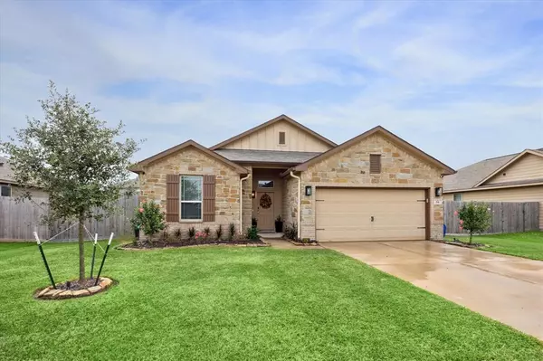 214 White Wing Ln, Sealy, TX 77474