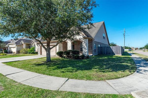 1031 Luke DR, Alvin, TX 77511