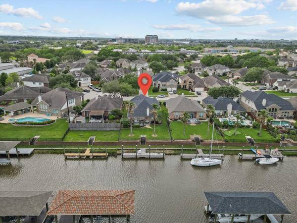 430 Twin Timbers LN, Kemah, TX 77565