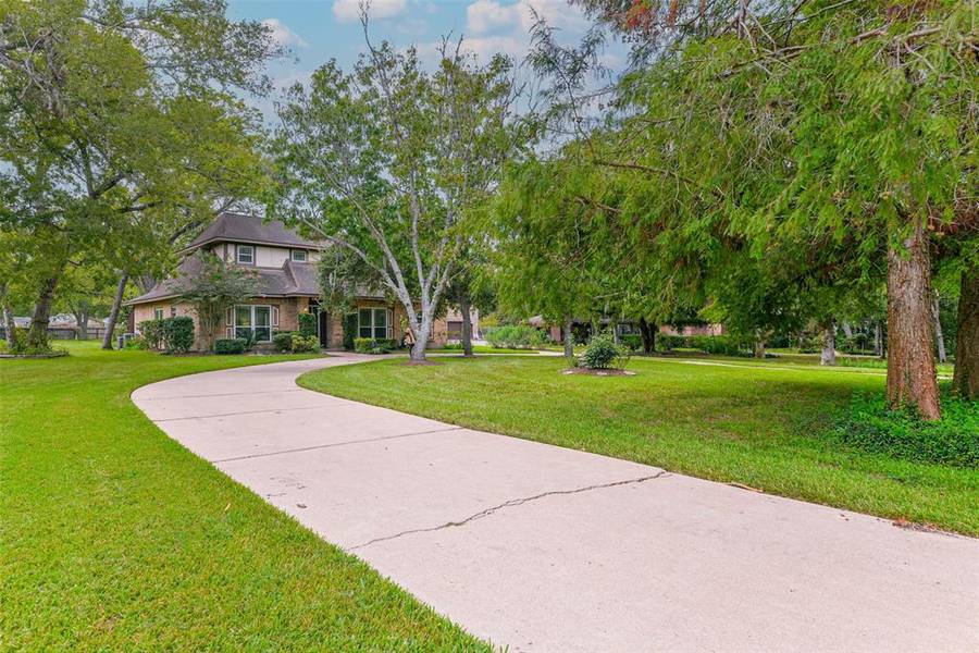 2106 Pine DR, Friendswood, TX 77546