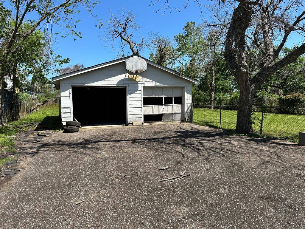 Clute, TX 77531,249 S Main ST