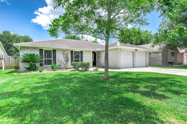 2323 Tall Ships DR, Friendswood, TX 77546