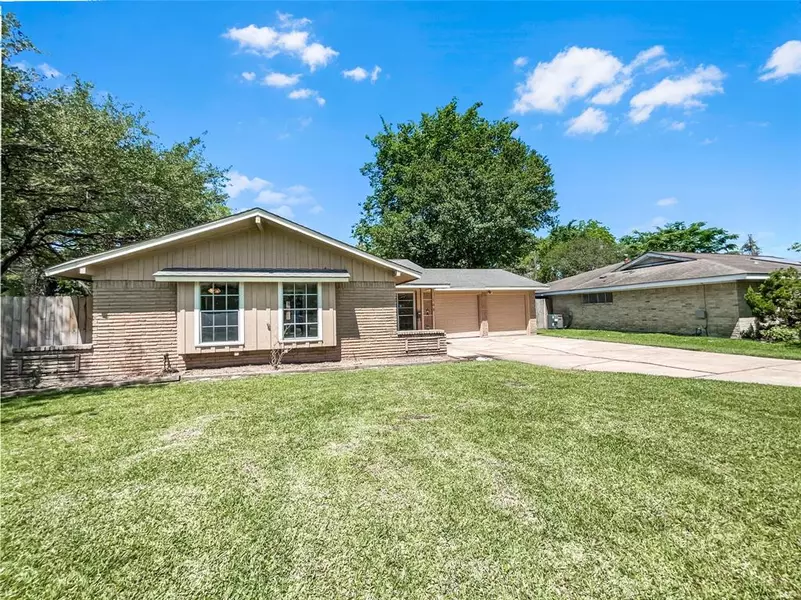 103 Lake View BLVD, Pasadena, TX 77586