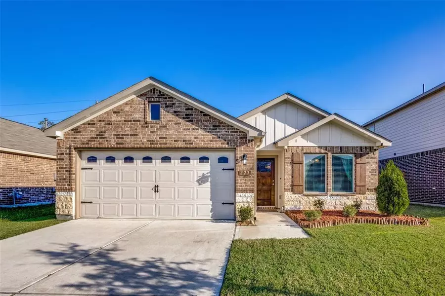 223 Murrieta LN, Rosharon, TX 77583