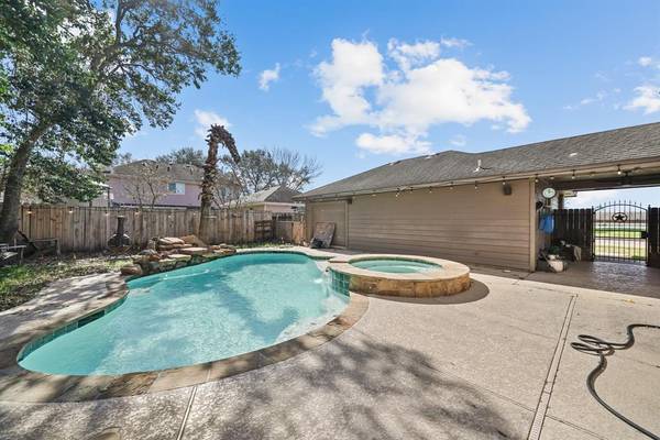 2801 W Oaks BLVD, Pearland, TX 77584