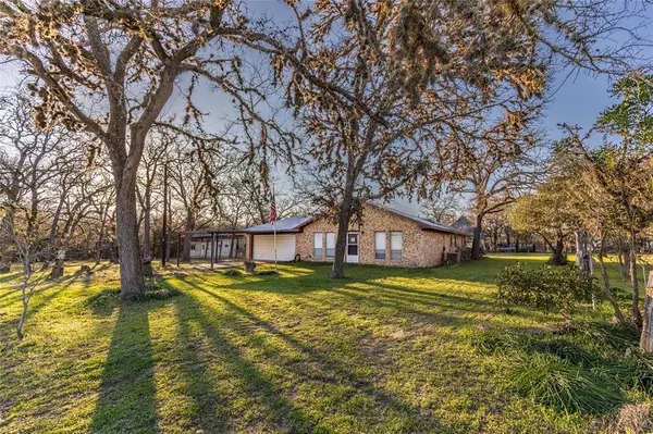 125 Forrest LN, Brenham, TX 77833