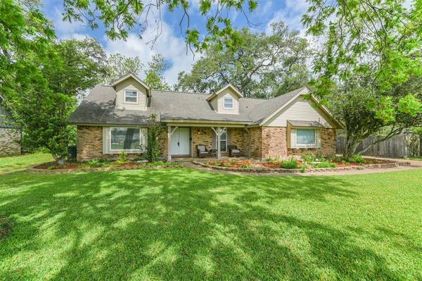 106 Post Oak RD, Lake Jackson, TX 77566