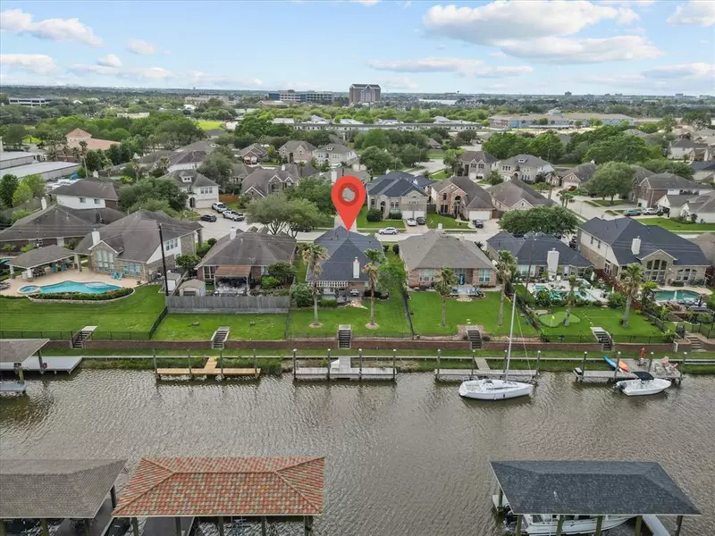 430 Twin Timbers LN, Kemah, TX 77565