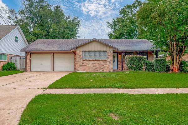 2811 Blueberry LN,  Pasadena,  TX 77502