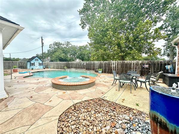 1677 Newgulf DR, Boling, TX 77420