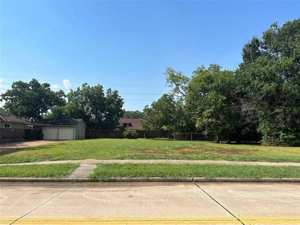 611 Lakeview DR, Sugar Land, TX 77498