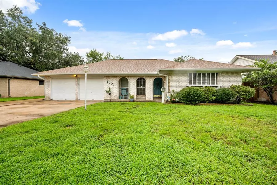 2907 Livingston DR, Pearland, TX 77584