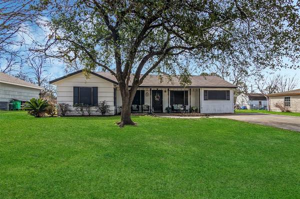 211 Lakewood DR, Baytown, TX 77520