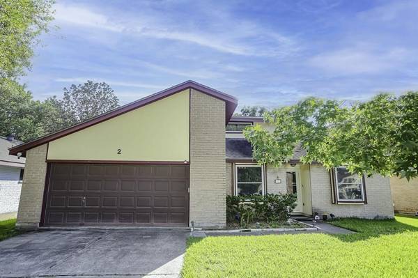 2 Lapaloma ST, Angleton, TX 77515