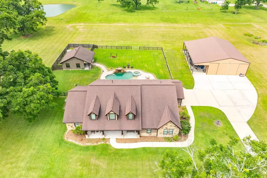 814 Mill RD, Angleton, TX 77515