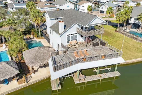 1319 Coral WAY, Tiki Island, TX 77554