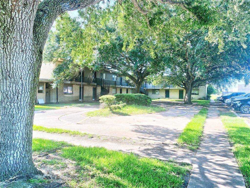 201 S Kaysie ST #12, Angleton, TX 77515