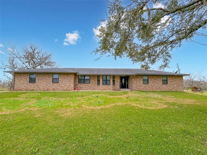 302 Buffalo TRL, Lake Jackson, TX 77566