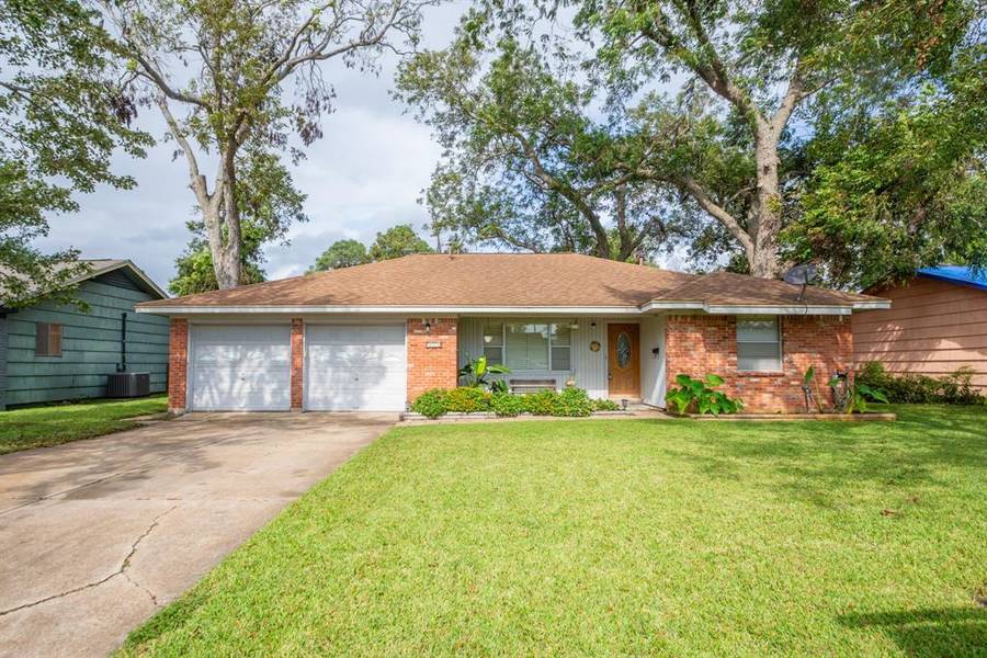 315 Pine ST, Lake Jackson, TX 77566