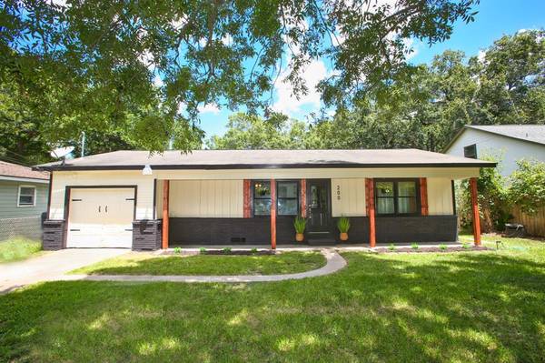 200 W Orchard ST, Clute, TX 77531