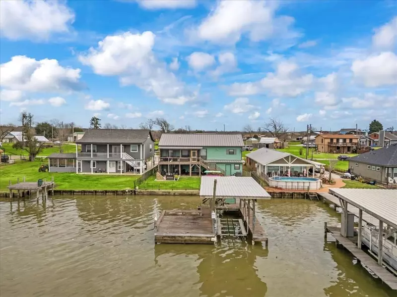 308 Lakeshore S, Onalaska, TX 77360