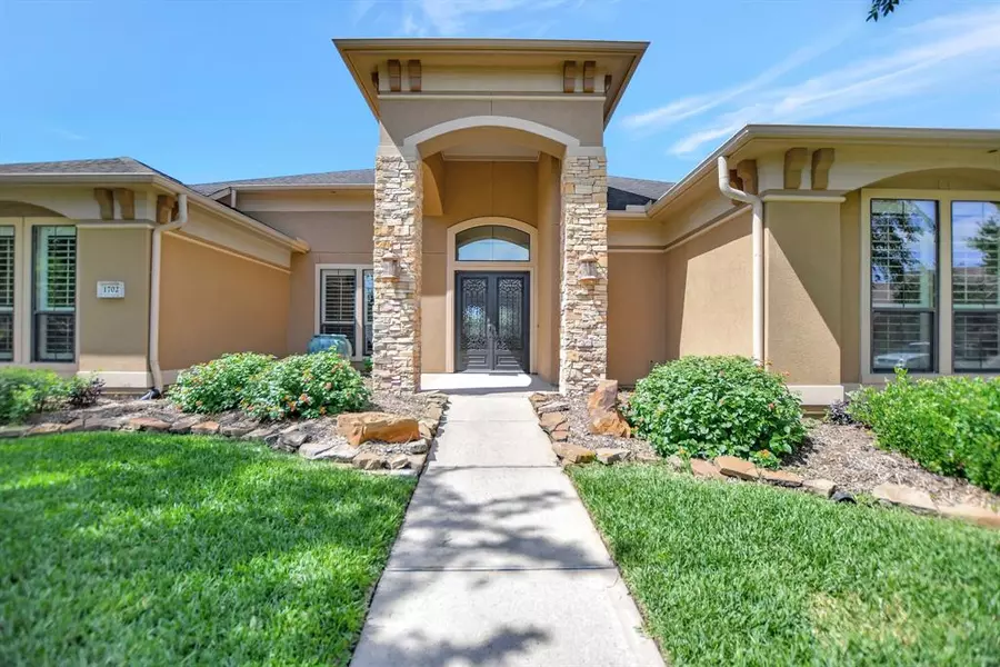 1702 Hunters CV, Friendswood, TX 77546