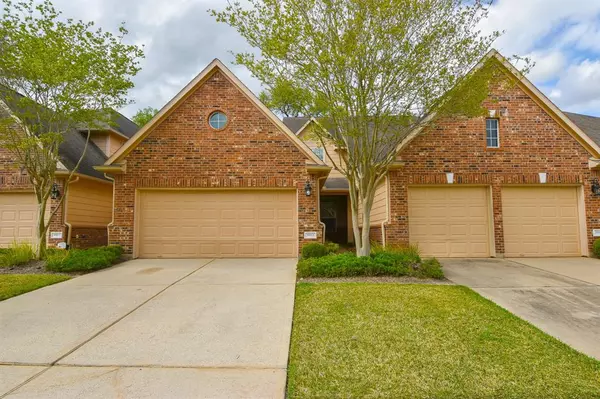 8811 Silent Willow LN, Sugar Land, TX 77479