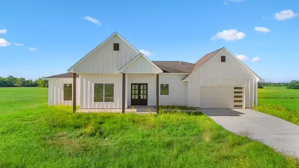 519 Chuckwagon TRL, Angleton, TX 77515