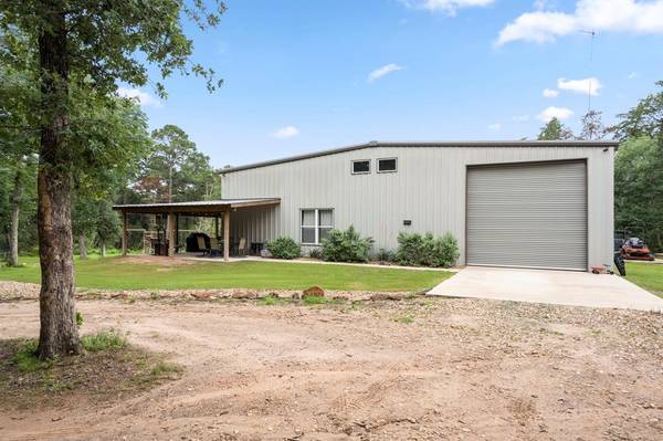 1467 Mentz RD, Alleyton, TX 78935