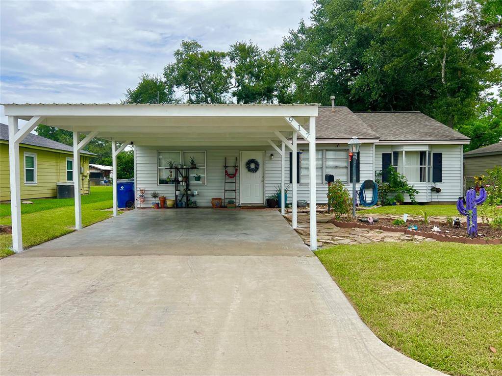 917 Ridgecrest ST, Angleton, TX 77515