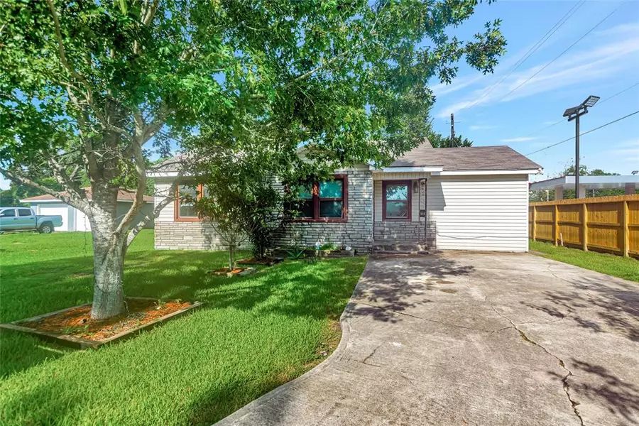 516 W Oak ST, Highlands, TX 77562