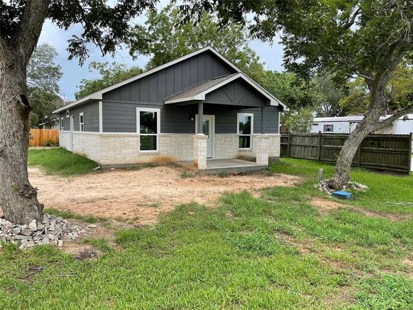 301 S Victoria ST, Louise, TX 77455