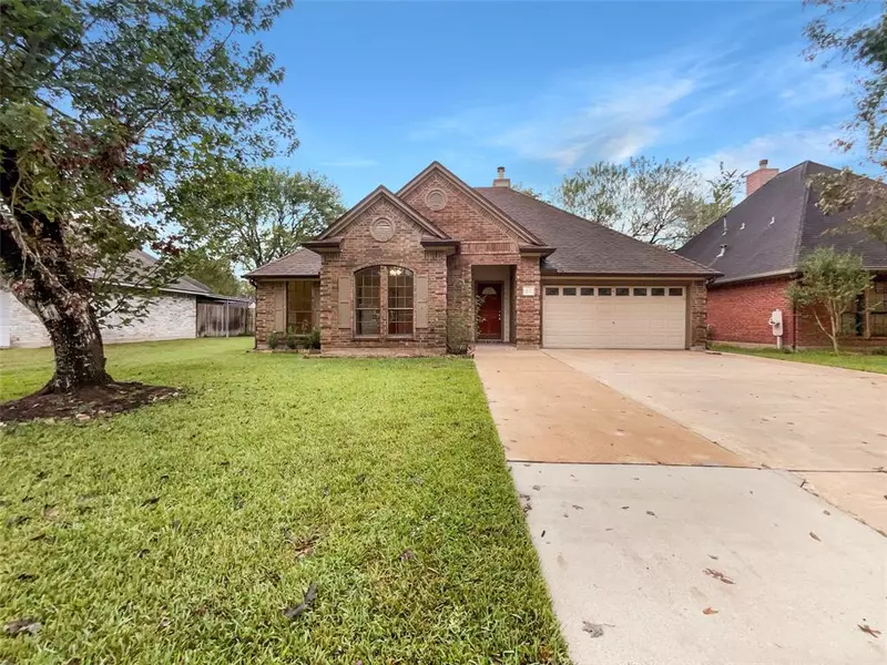 27 Alexander CT, Angleton, TX 77515