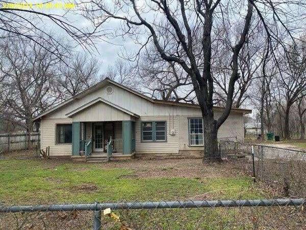 304 N Buffalo ST, Chico, TX 76431