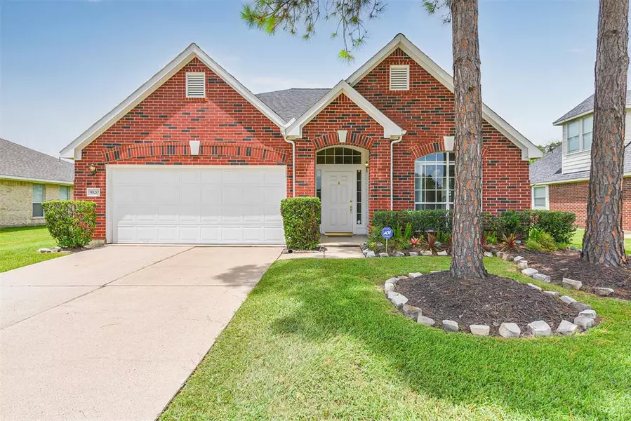 3920 Bracket DR, Pearland, TX 77581