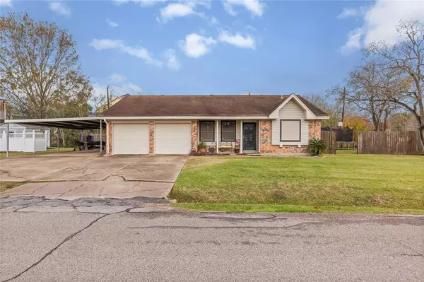 526 Bay Colony DR, La Porte, TX 77571