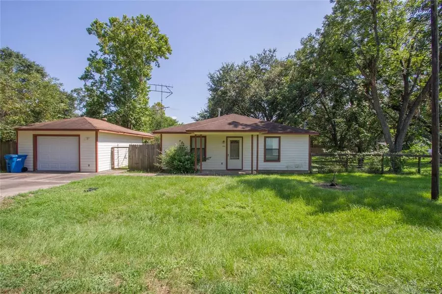 2611 Center ST, Waller, TX 77484