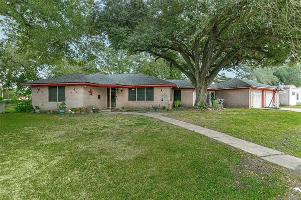 105 S 4th ST, Alvin, TX 77511