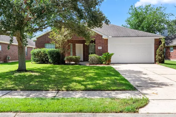 8313 Spinnaker Bay LN, Pearland, TX 77584