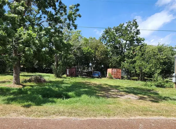 607 Canal ST, Anahuac, TX 77514