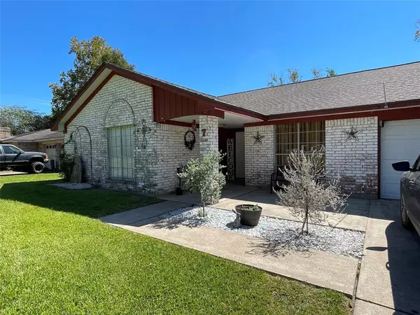 7 Nelson CT, Jones Creek, TX 77541